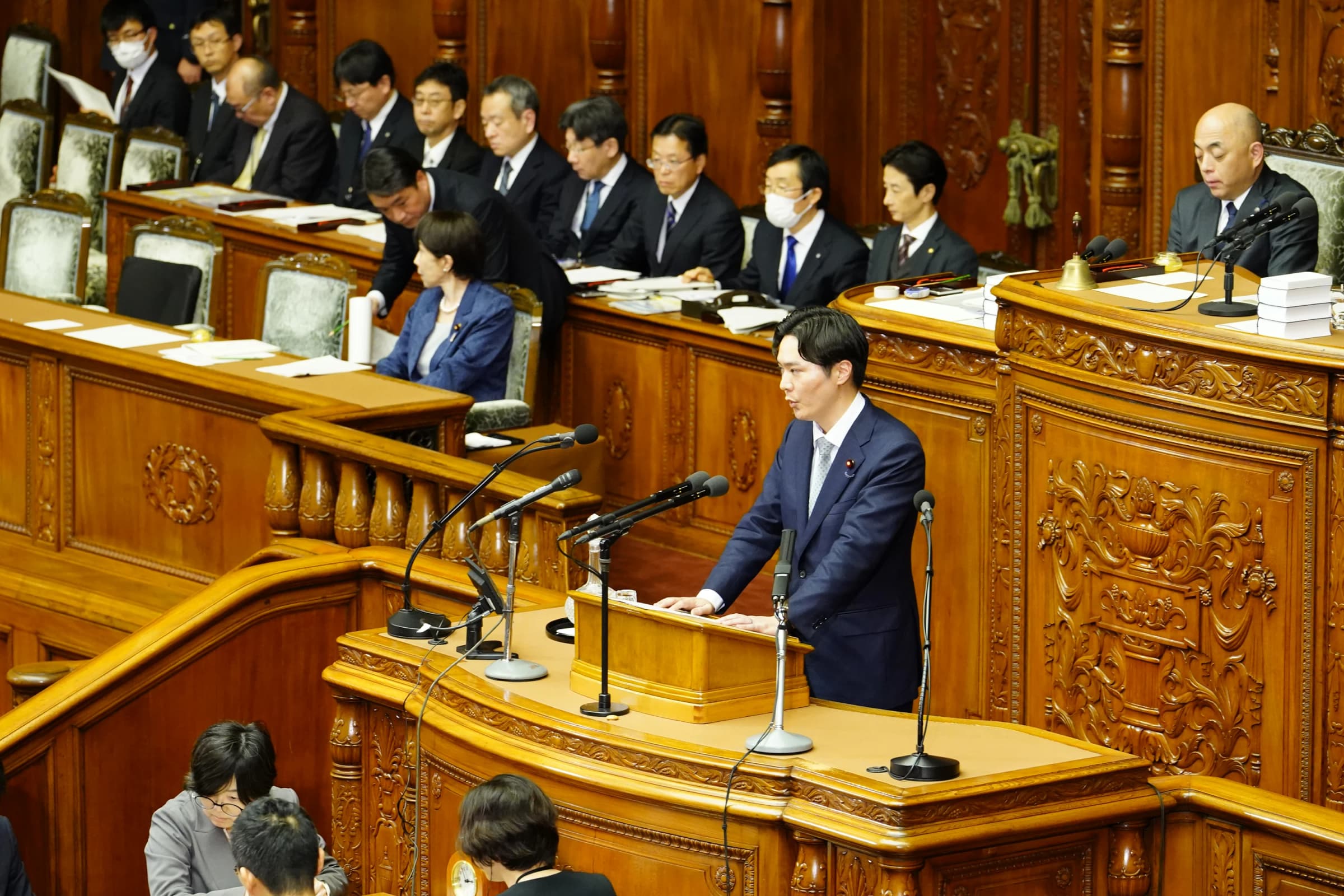 本会議場で演説する峰島侑也